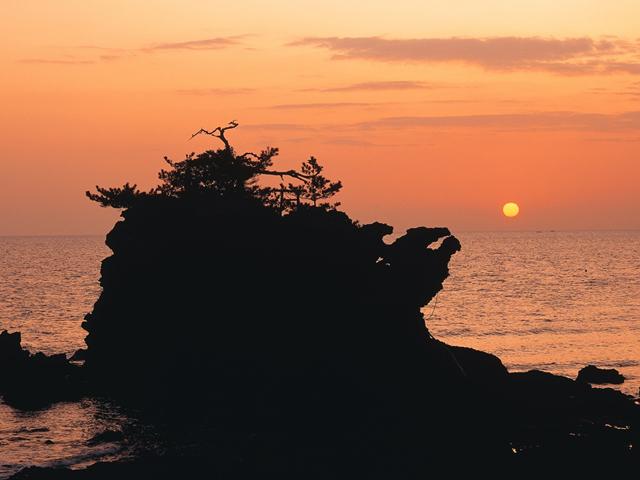 &lt;font color=&quot;#ff4500&quot;&gt;&lt;strong&gt;奈良原（ならわら）海岸&lt;/strong&gt;&lt;/font&gt;（国東市）&lt;br&gt;初日の出スポットとして国東市内でも有名な金毘羅岩から一番近い海水浴場。海につきでた岩肌に小さな赤い鳥居がのった金毘羅岩を朝日が照らす様子はとても幻想的です。&lt;hr&gt;&lt;span style=&quot;font-size:14px;&quot;&gt;【DATA】&lt;br /&gt;住所／国東市国東町浜&lt;br&gt;問合せ／0978-73-0962（国東市観光協会）&lt;br&gt;&lt;a href=&quot; https://visit-kunisaki.com/features/%E3%81%A9%E3%81%93%E3%81%A7%E3%82%82%E5%88%9D%E6%97%A5%E3%81%AE%E5%87%BA%E3%82%B9%E3%83%9D%E3%83%83%E3%83%88/ &quot; target=&quot;_blank&quot;&gt;&lt;font color=&quot;#0033ff&quot;&gt;HPはこちら&lt;/font&gt;&lt;/a&gt;&lt;/span&gt;&lt;br&gt;&lt;br&gt;