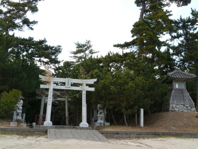 &lt;font color=&quot;#800080&quot;&gt;&lt;strong&gt;奈多海岸 八幡奈多宮&lt;/strong&gt;&lt;/font&gt;（杵築市）&lt;br&gt;奈多海水浴場のほぼ中央に、宇佐神宮の旧神体といわれる木造像形八幡神坐像など三神像を収蔵する八幡奈多宮があります。300m先の沖合にある離れ岩は八幡奈多宮の元宮で、小さな鳥居もあります。&lt;hr&gt;&lt;span style=&quot;font-size:14px;&quot;&gt;【DATA】&lt;br /&gt;住所／杵築市奈多&lt;br&gt;問合せ／0978-63-0100（杵築市観光協会）&lt;br&gt;&lt;a href=&quot;https://kit-suki.com/tourism/index.php?action=story&amp;sub_cat_id=5#92&quot; target=&quot;_blank&quot;&gt;&lt;font color=&quot;#0033ff&quot;&gt;HPはこちら&lt;/font&gt;&lt;/a&gt;&lt;/span&gt;&lt;br&gt;&lt;br&gt;