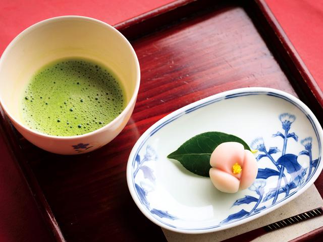 &lt;font color=&quot;#ff1493&quot;&gt;&lt;strong&gt;台の茶屋&lt;/strong&gt;&lt;/font&gt;&lt;br&gt;江戸風情を色濃く残す北台武家屋敷の「能見邸」にあるお茶処。日本庭園を眺めながら優雅にランチをはじめ、季節の和菓子やお抹茶、和パフェといった甘味が味わえます。着物を着ていただくお抹茶は特別おいしい！お抹茶体験コースもおすすめ（７日前までに要予約）。&lt;hr&gt;&lt;span style=&quot;font-size:14px;&quot;&gt;&lt;strong&gt;【DATA】 &lt;/strong&gt;&lt;br /&gt; 住所／杵築市大字杵築208-1&lt;br&gt;電話／0978-62-0330（能見邸）&lt;br&gt;駐車場／周辺の無料共同駐車場利用&lt;br&gt;アクセス／杵築ICから車で約10分&lt;br /&gt;&lt;a href=&quot;https://www.kit-suki.com/gourmet/index.php?action=story&amp;story_id=223&quot; target=&quot;_blank&quot;&gt;&lt;font color=&quot;#0033ff&quot;&gt;詳細はこちら&lt;/font&gt;&lt;/a&gt;&lt;/span&gt;