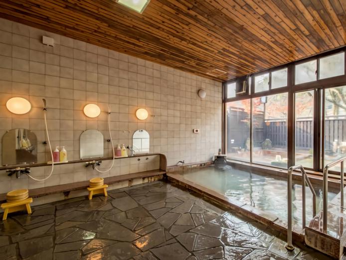 <font color="#800080"><strong>湯の里 渓泉</strong></font><br>神仏習合の文化が色濃く残る国東半島の真ん中にある温泉宿。硫黄の香りが漂うカルシウムー硫酸塩泉の湯は、皮膚病によいとされ「傷の湯」とも呼ばれている。里山にありながら海が近いため、新鮮な地魚を楽しむことができるのも魅力のひとつ。<hr><span style="font-size:14px;">【DATA】<br >・住所／国東市国見町赤根180<br>・電話／0978-82-1300<br>・種類／内湯、露天、サウナ<br>・泉質／硫黄泉、カルシウムー硫酸塩泉<br><a href=" https://www.yunosato-keisen.ks-rondo.net/ " target="_blank"><font color="#0033ff">詳細はこちら</font></a></span><br><br>