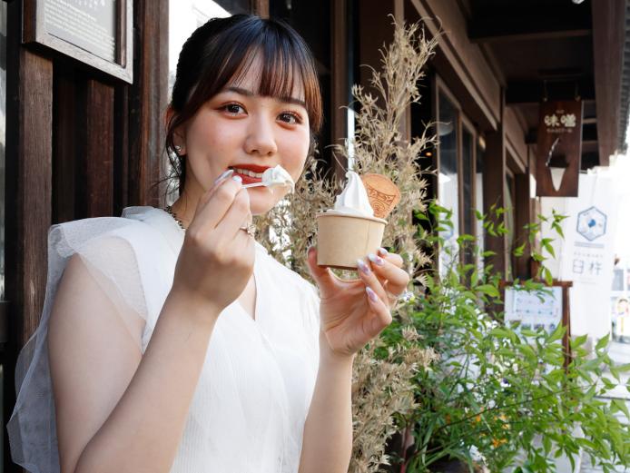 ▲味噌・醤油の醸造元ならではの「みそソフト」は350円。香ばしくて甘じょっぱい美味しさがクセになりそう