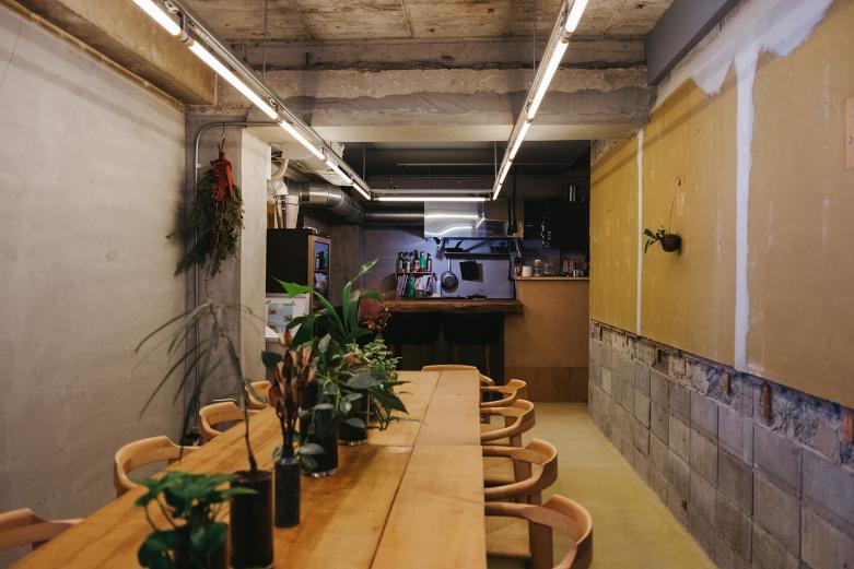 <span style="font-size:12px;"><font color="ffffff">2023年秋に1Fの客席スペースが拡張され、今まで以上にゆっくり食事が楽しめるようになりました。ホステルの宿泊客だけでなく、一般客にも開かれた空間です。</font></span>