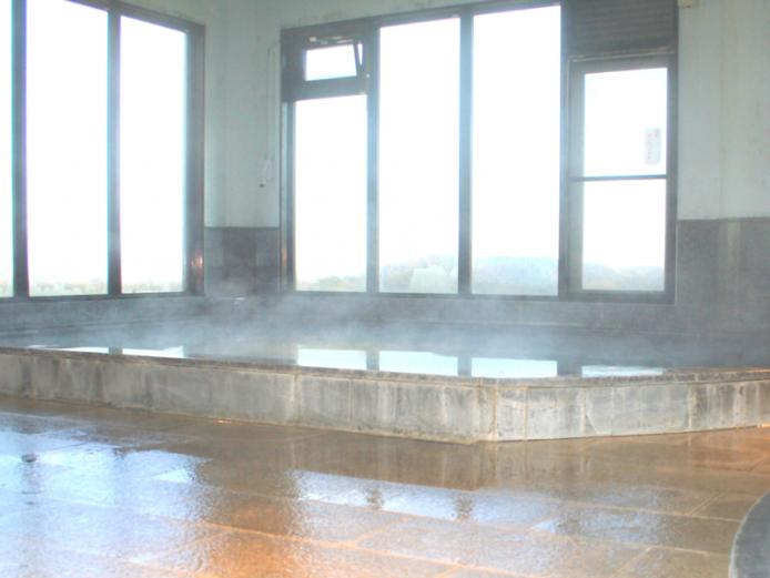 <font color="#800080"><strong>梅園の里「うめの湯」</strong></font><br>春には梅や桜、秋には紅葉と四季折々の植物が楽しめる豊かな自然の中にある宿泊体験施設。大浴場「うめの湯」は、大きな窓から見える自然を眺めながら入浴でき、両子山より湧き出る「走り水」を沸かした湯は天然ミネラルたっぷりで肌がスベスベになると評判だ。<hr><span style="font-size:14px;">【DATA】<br >・住所／国東市安岐町富清2244<br>・電話／0978-64-6300<br>・種類／内湯、サウナ<br><a href="https://www.baien-no-sato.ks-rondo.net/spa.html" target="_blank"><font color="#0033ff">詳細はこちら</font></a></span><br><br>