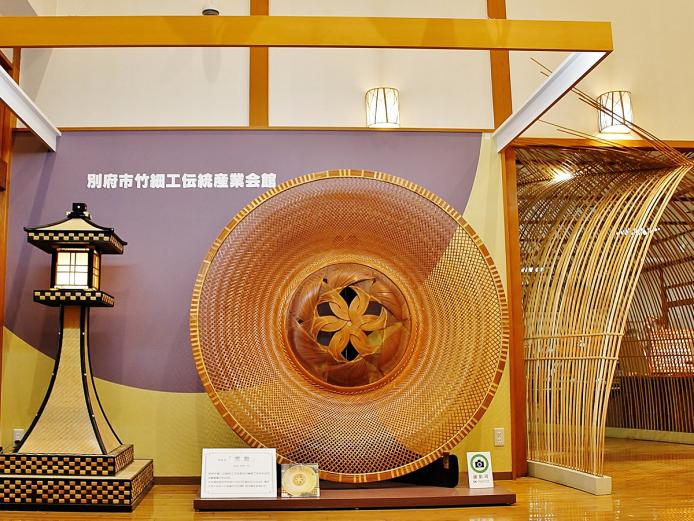 &lt;font color=&quot;#800080&quot;&gt;&lt;strong&gt;別府市竹細工 伝統産業会館&lt;/strong&gt;&lt;/font&gt;（別府市）&lt;br&gt;&lt;strong&gt;別府の伝統文化に触れる&lt;/strong&gt;&lt;br&gt;大分県で唯一、経済産業省から伝統的工芸品に指定されている「別府竹細工」。その歴史や技法の解説と、緻密で優雅な個性を持つ作品を多数展示しています。施設内では、竹鈴や花籠などの制作体験（要予約）も行っています。&lt;br&gt;&lt;hr&gt;&lt;strong&gt;【DATA】&lt;/strong&gt;&lt;br&gt;住所：別府市東荘園8-3／電話：0977-23-1072／アクセス：別府ICから車で約10分&lt;br&gt;&lt;a href=&quot;https://takezaikudensankaikan.jp/&quot; target=&quot;_blank&quot;&gt;&lt;font color=&quot;#0033ff&quot;&gt;&lt;strong&gt;詳細はこちら&lt;/strong&gt;&lt;/font&gt;&lt;/a&gt;&lt;br&gt;&lt;br&gt;&lt;br&gt;