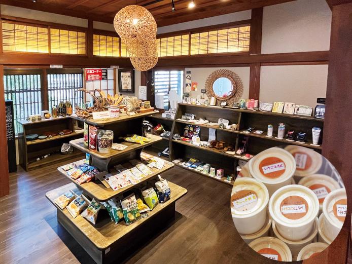 <span style="font-size:18px;"><strong><span style="color: #EE82EE;"> 石畳の驛 つるや</span></strong></span><br /><span style="font-size:14px;"> お土産の販売や休憩スポットを兼ねた観光案内所。宿の女将さんたち手作りの「ゆのひらんアイス」は必食です。</span><br />