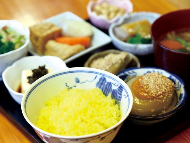 <font color="#ff1493"><strong>さふらんごはん</strong></font><br>竹田市は、サフランの国内生産量第1位です。このサフランを使って炊き上げたご飯をメインに、竹田産の食材を使った小鉢がちょこちょこ並ぶ定食が日替わりで味わえます。カウンターのみの小さな店内には季節の花が飾られて、なんだかほっとする空間です。<hr><span style="font-size:14px;"><strong>【DATA】 </strong><br /> 住所／竹田市竹田2105<br>電話／0974-62-2326（岡鶴堂）<br>駐車場／3台<br>アクセス／竹田ICから車で約5分<br /><a href="https://taketa.guide/spots/detail/662fce46-3f74-4799-8d22-f5c577f5bafb" target="_blank"><font color="#0033ff">詳細はこちら</font></a></span>