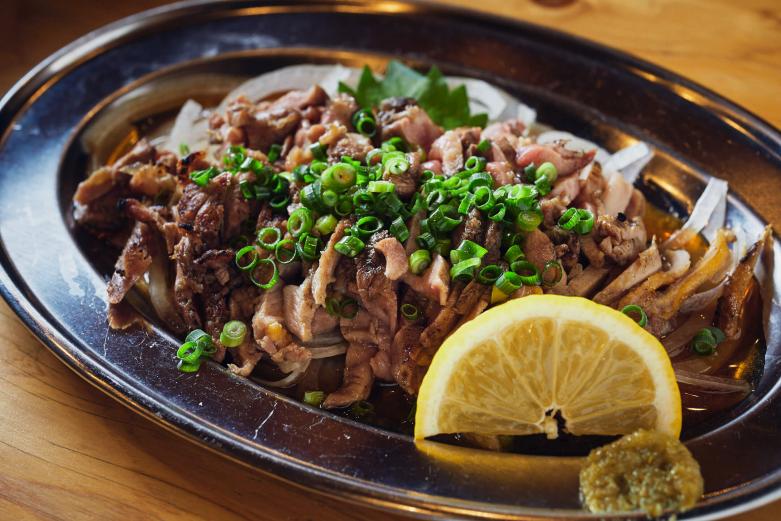 <span style="font-size:12px;"><font color="ffffff"> 「モモのタタキ」792円。<br> 親鳥を使っているので全体的に歯ごたえがあり、まるでスルメのように噛めば噛むほど味わい深くなります。</font></span><br><br>