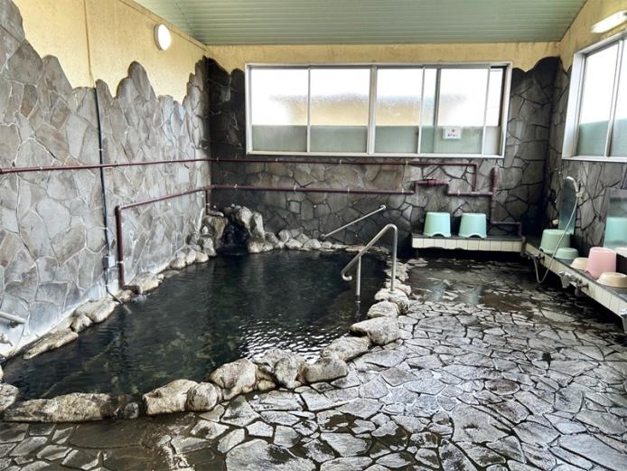 <font color="#800080"><strong>健康福祉センター温泉場</strong></font><br>杵築市の中心部から少し離れた場所にある温泉施設。健康福祉センターに隣接し、地域住民憩いの場として賑わっている。温泉は岩風呂とタイル風呂の二種類があり、月ごとに男女が入れ替わる。広めの浴槽があり、サラッとした無色透明の湯が特徴。<hr><span style="font-size:14px;">【DATA】<br >・住所／杵築市大字猪尾941<br>・電話／0978-63-0888（福祉ｾﾝﾀｰ事務所）<br>・種類／内湯<br>・泉質／単純温泉<br><a href=" https://www.city.kitsuki.lg.jp/soshiki/1/kenkou/shisetsu/6844.html " target="_blank"><font color="#0033ff">詳細はこちら</font></a></span><br><br>