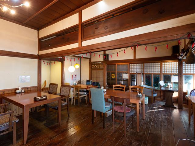 <font color="#ff1493"><strong>カフェ食堂あおぞら</strong></font><br>どこか懐かしくほっこりした雰囲気なのは、オーナーご夫妻の祖父母が住んでいた築約100年の自宅だからというから納得。たくさんのランチと、お手製のスイーツのレパートリーの豊富さは、なにを食べるか迷ってしまいそう！<hr><span style="font-size:14px;"><strong>【DATA】 </strong><br /> 住所／杵築市杵築1312-1<br>電話／0978-66-1234<br>駐車場／７台<br>アクセス／杵築ICから車で約5分<br /><a href="https://www.instagram.com/cafeaozora.da/?hl=ja" target="_blank"><font color="#0033ff">詳細はこちら</font></a></span>