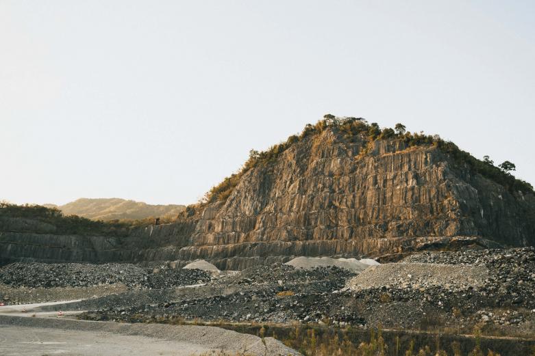 <span style="font-size:12px;"><font color="ffffff"> セメントの原料となる石灰石の鉱山。胡麻柄山、水晶山をはじめ、まちのあらゆる場所で切り崩された断面を露にした鉱山を見ることができます。<br> <br> 津久見の石灰石は、江戸時代に発見、採掘されたのが始まりと伝えられています。津久見の石灰石にはカルシウム成分が多く含まれているため、とても質の高いセメントなどをつくることができるそうです。</font></span><br><br>