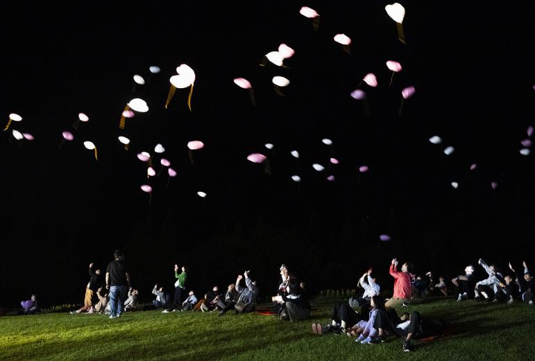 <span style="font-size:12px;"> カウントダウンの掛け声で風船を一斉に空にリリース。<br> ふわりと浮かび上がる無数の風船が、星の瞬きと溶け合うように高く舞い上がっていく光景は、まさに幻想的。静かな歓声とともに広がるその光の粒たちは、まるで参加者全員の願いを星空が受け取ってくれているかのよう。 一度見たら忘れられない、心に残るハイライトシーンです。</span><br><br>