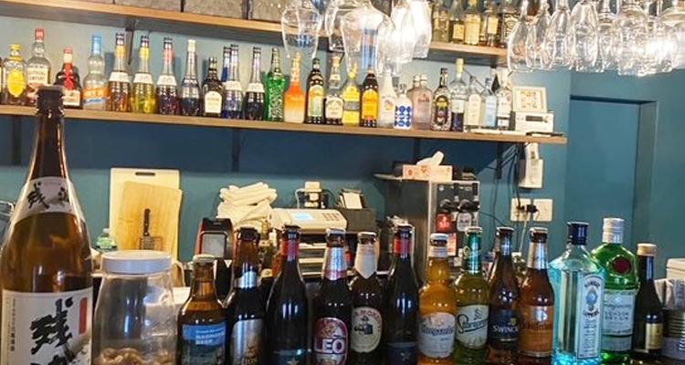 <span style="font-size:16px;"><a href="https://www.diningbar-1973.com/"> <span style="color:#C9F2E3;"><u> DiningBar1973</u></span></a><br > <span style="font-size:12px;"> 木の温もりがあふれる店内で上質なひとときを楽しめるダイニングバー。旬の地元食材を活かした創作料理と豊富な種類のお酒を堪能できます。</span><br /> <span style="font-size:12px;"><span style="color:#FFFF00;">【スポット情報】</span><br /> 住所：大分県津久見市津久見13−13<br /> TEL：0972-83-5599<br /> 営業時間：18:00〜LAST <br /> 定休日：不定</span><br /><br>