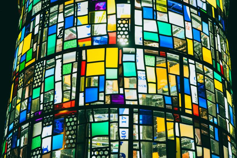 <span style="font-size:12px;"><font color="ffffff"> 近づいてみると、なにやら電話番号のような数字や日本語の文字が。実はこれ、大分県内から集めた、不要になったアクリルの看板が使われているのです。近づいて鑑賞したり、真下に入って見上げてみても、いろいろなものが目に飛び込んでくる、楽しい作品です。</font></span><br><br>