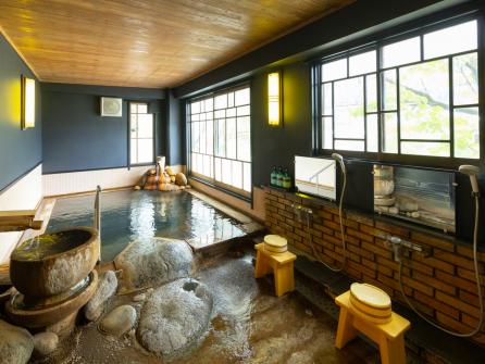 「ゆらぎの湯」の湯船越しには、のどかな田舎の原風景が広がる