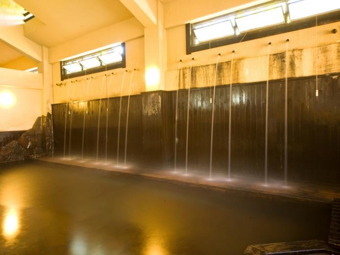 <font color="#800080"><strong>筋湯温泉 うたせ大浴場</strong></font><br>音と体で感じる「うたせ湯」が珍しい共同浴場。まるで滝のような音とともに約3mの高さから勢いよく落ちる「うたせ湯」は男女各18本。肩や腰を刺激するその感じは、まさに“温泉マッサージ”だ。冬場は近くにあるスキー場の客でにぎわっている。<hr><span style="font-size:14px;">【DATA】<br >・住所／玖珠郡九重町筋湯温泉<br>・電話／0973-73-5505（九重町観光協会）<br>・種類／内湯<br>・泉質／ナトリウム-塩化物泉<br><a href=" https://sujiyu-onsen.com/hotspring/ " target="_blank"><font color="#0033ff">詳細はこちら</font></a></span><br><br>