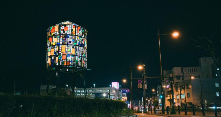 <span style="font-size:16px;"><a href="https://alternative-state.com/ "> <span style="color:#C9F2E3;"><u>ウォータータワー10：別府市、2023 </u></span></a><br > <span style="font-size:12px;"> NYを拠点とするアーティスト、トム・フルーインの作品。給水塔をモチーフにした代表的なシリーズ。廃材を利用して制作されたステンドグラスのような作品は温泉都市の新しいシンボルです。</span><br /> <span style="font-size:12px;"><span style="color:#FFFF00;">【スポット情報】</span><br /> 住所：北浜公園（大分県別府市北浜１丁目）<br /> TEL：0977-22-3560　(NPO法人 BEPPU プロジェクト) <br /> 鑑賞時間：夜間点灯は日没～23:00 </span><br /><br>