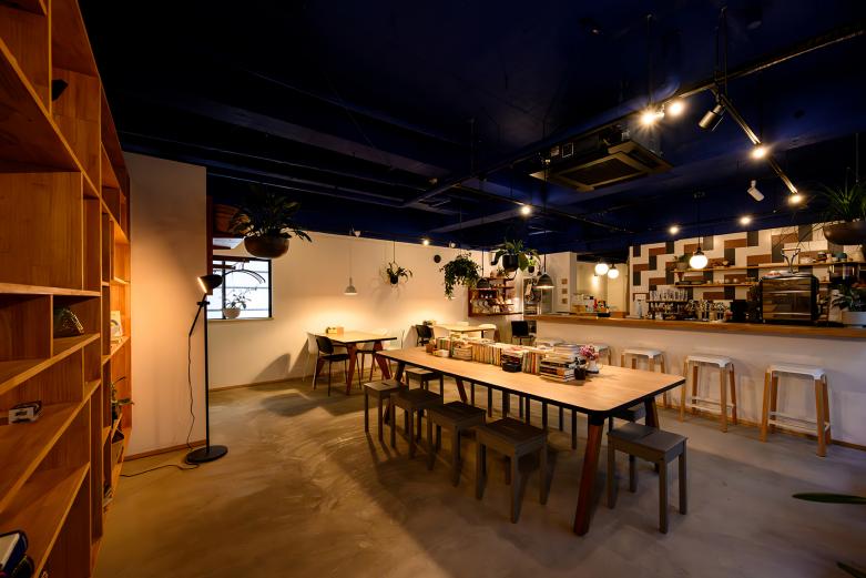 <span style="font-size:12px;"> 大分市府内町の一角、通りから少し奥まった場所に灯る小さな看板。<br> それを辿ってたどり着くのが『ストロボコーヒー』。都町の人気店『金魚屋コーヒー』が手がける2号店です。<br> 週末の夜は満席で入れないことも（予約は不可）。</span><br><br>