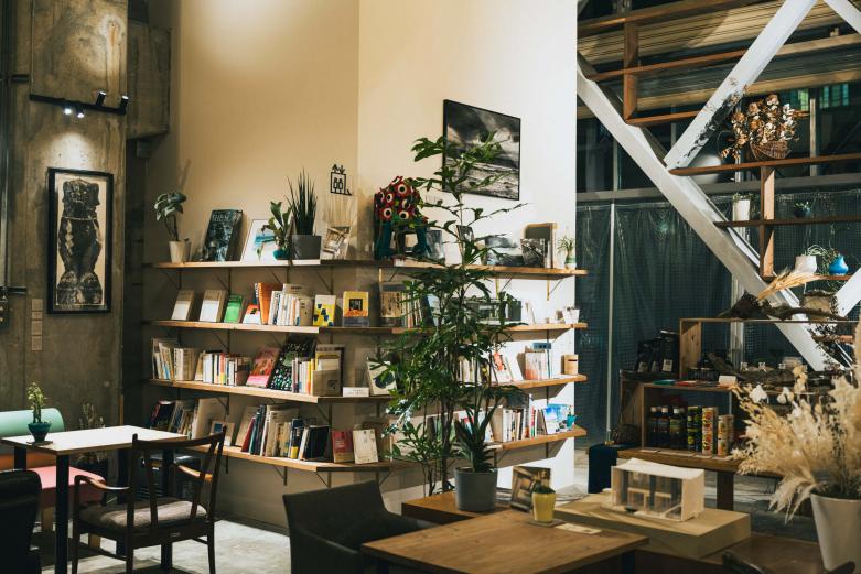 <span style="font-size:12px;"><font color="ffffff">甲斐みのりさんはじめ、クリエイターたちの選書した本が並ぶ書棚も。</font></span><br><br>