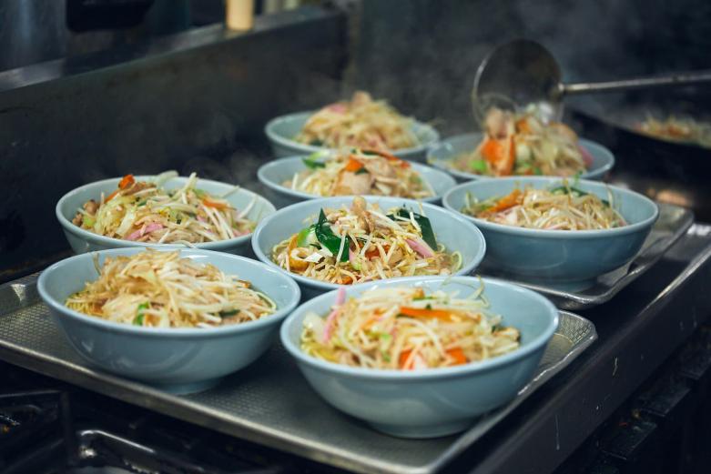 <span style="font-size:12px;"><font color="ffffff"> シャキシャキに炒めた野菜と、大分県佐伯産のいりこでとったスープで味わうチャンポンは絶品。 地元のお客さんに聞くと、必ず1人1エピソード「寳屋さんのチャンポン」の思い出をもっているほど、長年愛され続けてきた一品です。</font></span><br><br>