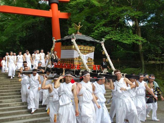 &lt;font color=&quot;#ff00ff&quot;&gt;&lt;strong&gt;御神幸祭(夏越祭り)&lt;/strong&gt;&lt;/font&gt;（宇佐市）&lt;br&gt;&lt;span style=&quot;font-size:14px;&quot;&gt; 宇佐神宮の御神幸祭は、平安時代から続く壮麗な祭りで、古くは「御祓会」と呼ばれていました。三柱の祭神が神輿で本殿と頓宮を行き来し、猿田彦神を先頭に、華やかな稚児や楽隊が続く神幸行列が見どころです。中日には小笠原流弓馬術礼法による流鏑馬、夜には厄除花火大会も開催され、多くの参拝者で賑わいます。ぜひ現地でこの伝統的な祭りを体験してください。&lt;hr&gt;&lt;span style=&quot;font-size:14px;&quot;&gt;&lt;strong&gt;【DATA】&lt;/strong&gt;&lt;br /&gt;開催日程：7月31日（木）～8月2日（土）&lt;br&gt;開催場所：宇佐神宮（宇佐市南宇佐2859）&lt;br&gt;問合せ：0978-37-0001（宇佐神宮(神事・花火)）&lt;br&gt;&lt;a href=&quot; http://www.usajinguu.com/schedule/#list0731-b &quot; target=&quot;_blank&quot;&gt;&lt;font color=&quot;#0033ff&quot;&gt;詳細はこちら&lt;/font&gt;&lt;/a&gt;&lt;/span&gt;&lt;br&gt;&lt;br&gt;