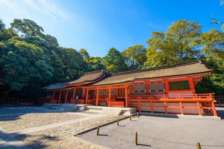 上宮をお参りしたら下宮も忘れずに参拝を。「下宮参らにゃ片参り」と称され昔より親しまれてきたそうなので、ご利益をしっかり授かりたいなら必ず両方を参拝しましょう。こちらも上宮と同じく、一之御殿には八幡大神、二之御殿には比売大神、三之御殿には神功皇后が祀られています。