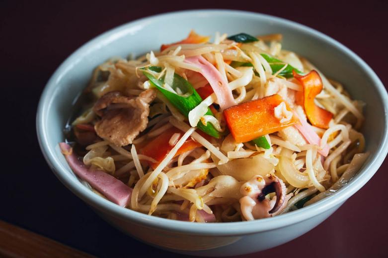 <span style="font-size:12px;"><font color="ffffff"> 寳屋特製の「日田チャンポン」。おなかいっぱい食べてほしいという先代から続く思いが込められた大ボリュームがうれしい。</font></span><br><br>