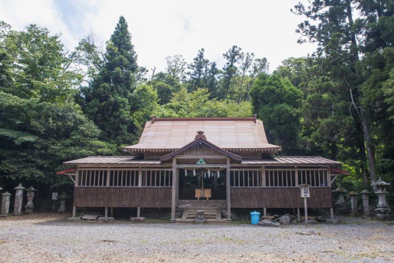 時間があるなら、『宇佐神宮』の南にある御許山の九合目に建てられている『大元神社(おおもとじんじゃ)』に行ってみよう。3つの巨石を祀っているこちらの神社は、『宇佐神宮』の奥宮といわれています。険しい山道で時間も掛かるため、時間に余裕を持って訪れるのがおすすめ。御許山は上宮の遥拝所からも参拝することもできますよ。