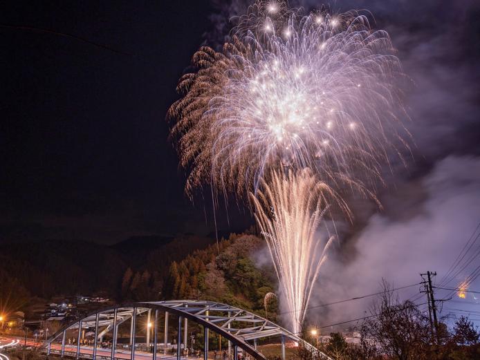 <span style="font-size:18px;"><strong>温泉と冬の<span style="color:orange;"> 「おもてなし花火」</span></strong></span><br /> <span style="font-size:14px;"> 毎年２月、温泉郷の人々からこの地を訪れる方々への感謝を込めて、花火大会が催されます。空気が澄んだ冬の花火は美しさ格別です。</span><br /> &amp;nbsp;<br>