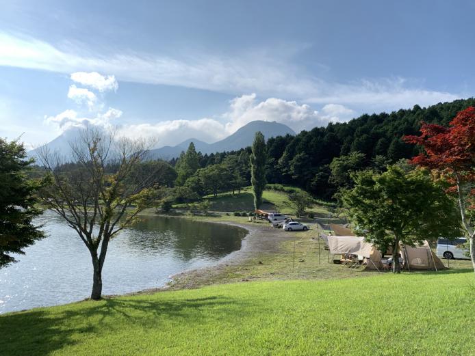&lt;font color=&quot;#4682b4&quot;&gt;&lt;strong&gt; RECAMP 別府志高湖&lt;/strong&gt;&lt;/font&gt;（別府市）&lt;br&gt; 雄大な由布岳をはじめとする山々に囲まれ、水面に浮かぶ四季折々の景観にも癒やされる湖。ペダルボートに乗って水上散歩もよし、湖畔をゆっくりと散策するもよし。キャンプ場も備えるほか、自然の中でアクティビティを楽しめる施設が隣接するなど、老若男女問わず思い思いの過ごし方が楽しめます。&lt;br&gt; &lt;hr&gt; &lt;span style=&quot;font-size:14px;&quot;&gt;【DATA】&lt;br /&gt;  住所：別府市東山4380-1&lt;br&gt; 電話：HPより問い合わせを&lt;br&gt; 駐車場：150台&lt;br&gt; アクセス：別府ICより車で約10分／JR別府駅より車で約20分&lt;br /&gt; &lt;a href=&quot;https://www.recamp.co.jp/recamp%E5%88%A5%E5%BA%9C%E5%BF%97%E9%AB%98%E6%B9%96&quot; target=&quot;_blank&quot;&gt;&lt;font color=&quot;#0033ff&quot;&gt;詳細はこちら&lt;/font&gt;&lt;/a&gt;&lt;br&gt; &lt;a href=&quot;https://www.instagram.com/recamp_beppu_shidakako/&quot; target=&quot;_blank&quot;&gt;&lt;font color=&quot;#0033ff&quot;&gt;Instagramはこちら&lt;/font&gt;&lt;/a&gt;&lt;/span&gt;