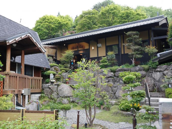 ▲温泉のほか、コテージやログハウスは素泊まりプラン（食材持ち込みOK）や、手ぶらでBBQプランなどがあります