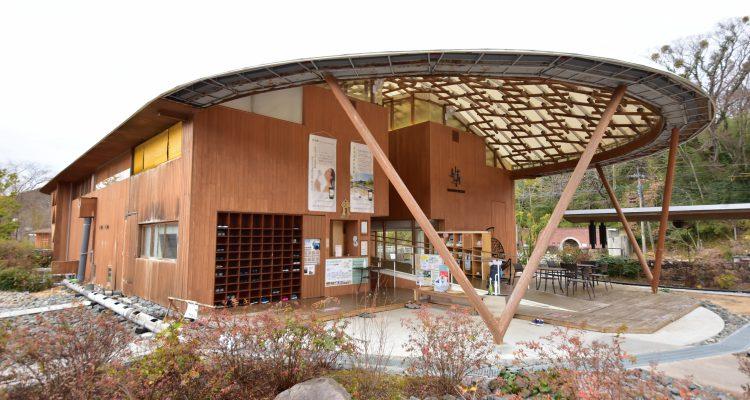 <span style="font-size:16px;"><a href="https://www.kur-nagayu.co.jp/ "> <span style="color:#C9F2E3;"><u>クアパーク長湯</u></span></a><br > <span style="font-size:12px;"> 大分県竹田市直入 長湯温泉 温浴法療養複合施設。水着のまま入る運動浴エリア、自然派レストラン、宿泊棟、世界的建築家　坂茂氏設計。ココロとカラダの癒しがここにあります。</span><br /> <span style="font-size:12px;"><span style="color:#FFFF00;">【スポット情報】</span><br /> 住所：大分県竹田市直入町長湯3041-1 <br /> TEL：0974-64-1444 <br /> 営業時間：バーデゾーン10:00~20:30(最終受付20:00)、内湯10:00~21:30(最終受付21:00) <br /> 定休日：不定休</span><br /><br>