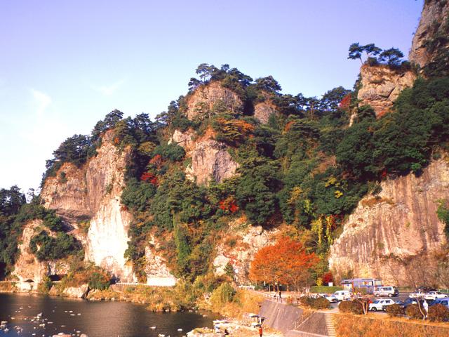 &lt;font color=&quot;#800000&quot;&gt;&lt;strong&gt;青の洞門 競秀峰&lt;/strong&gt;&lt;/font&gt;（中津市）&lt;br&gt;耶馬渓の代表的な景勝地。菊池寛の小説「恩讐の彼方に」で全国的に知られた名高い景勝地“青の洞門”は、山国川に面してそそり立つ競秀峰の裾にある洞門です。紅葉の名所としても有名で、毎年多くの人が訪れます。&lt;br&gt;&lt;hr&gt;&lt;span style=&quot;font-size:14px;&quot;&gt;【DATA】&lt;br /&gt; 住所／中津市本耶馬渓町曽木&lt;br&gt;電話／0979-52-2211（中津市本耶馬渓支所）&lt;br&gt;見頃／11月上旬～11月中旬&lt;br&gt;&lt;a href=&quot;https://nakatsuyaba.com/pages/200/&quot; target=&quot;_blank&quot;&gt;&lt;font color=&quot;#0033ff&quot;&gt;詳細はこちら&lt;/font&gt;&lt;/a&gt;&lt;/span&gt;