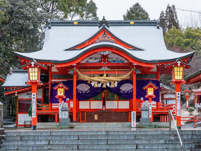 <font color="#800080"><strong>扇森稲荷神社</strong></font>（竹田市）<br>九州三大稲荷にも数えられ、新年や初午祭（3月下旬）では多くの参拝者が全国より訪れるパワースポットとしても人気です。通称は「こうとうさま」と呼ばれて親しまれています。<hr><span style="font-size:14px;">【DATA】<br />住所／竹田市大字拝田原字桜瀬811<br>問合せ／0974-63-1588（扇森稲荷神社）<br><a href="https://xn--gpuz1m79owd17b268a.net/" target="_blank"><font color="#0033ff">HPはこちら</font></a></span><br><br>