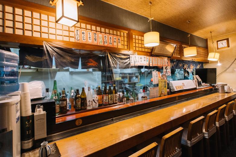 <span style="font-size:12px;"><font color="ffffff"> 常連は以前、聖香さんのご両親ら３人が寿司屋として営んでいたそう。寿司屋の名残りのあるカウンターの奥でシャキシャキと動き回る聖香さん。今はひとりで切り盛りしています。お店で大事にしていることはと聞くと、「口の悪さとやさしさ」なのだとか。<br> <br> 初対面でもお客さんが気を使わないでいられる聖香さんの接客と、ほっと温まる食事で一日を終えてみてはいかがでしょう。</font></span>