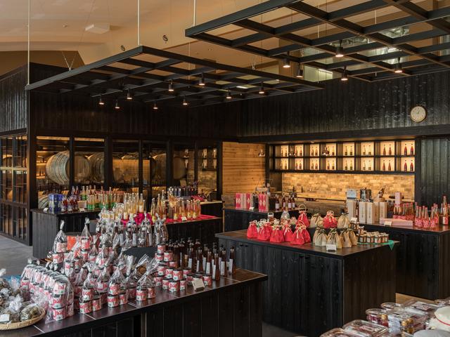 <font color="#ff1493"><strong>梅酒蔵おおやま</strong></font><br>九州有数の梅の産地である日田市大山町の梅酒工場で梅酒づくりが体験できます（要予約）。自分好みの梅やベース酒を選び、ボトルに詰めて完成！豊富な種類の梅酒をはじめ、日田の厳選されたおみやげが並ぶショップもあります。<hr><span style="font-size:14px;"><strong>【DATA】 </strong><br /> 住所／日田市大山町西大山4587<br>電話／0973-52-3004<br>駐車場／140台<br>アクセス／日田ICから車で約30分<br /><a href="https://www.umehibiki.jp/umesyugura/" target="_blank"><font color="#0033ff">詳細はこちら</font></a></span>