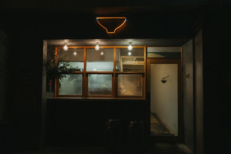 <span style="font-size:12px;"><font color="ffffff">丼の形のネオンが目印です。</font></span>