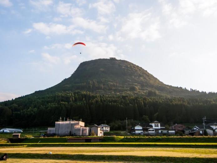 ▲パラグライダーの二人乗り（タンデム）体験もできます