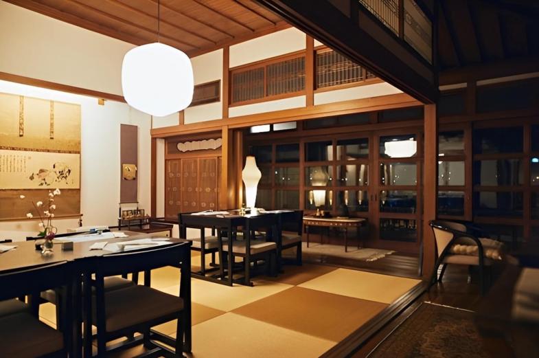 <span style="font-size:12px;"><font color="ffffff"> 窓を開けると川や風のせせらぎが。季節や時間により刻一刻と移り変わる景色は見飽きることがありません。<br> <br> 地元の人たちが「日田で一番！」と太鼓判を押す景色とともに味わいたいのが、店名にも刻まれている、うなぎ料理。とくに人気なのが「水郷かばせいろ」。鹿児島県大隅産の厳選されたうなぎ、タレには江戸時代から日田で醤油づくりを行う〈マルマタ醤油〉の醤油を使用。背開きにしたうなぎを地焼きにすることで、パリッとした皮の食感と香ばしい風味に。「せいろ蒸しは、一般的にうなぎとごはんを一緒に蒸すのですが、〈うなぎ鷺邸〉では、ごはんのみを蒸し、その上に焼きあがったばかりのうなぎの蒲焼をのせています。だから『かばせいろ』という名前なのですが、ごはんを一緒に蒸すと、うなぎがやわらかくなりすぎてしまうんです。食べやすく、味わいや食感も楽しんでもらえるように、調理法にもこだわっています」と料理長の西田弘喜さん。</font></span><br><br>