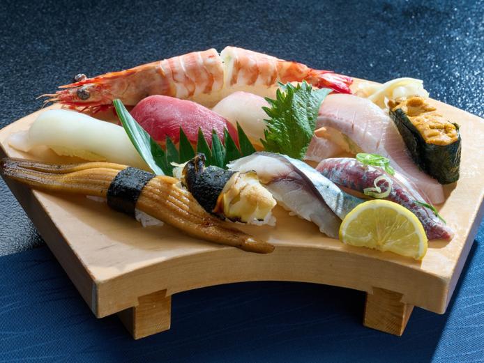 <font color="#ff1493"><strong>佐伯寿司</strong></font><br>佐伯市はリアス海岸が特徴の豊後水道を臨む日本有数の好漁場であることから、身が引き締まり、ほどよく脂がのったネタを使った質の高い寿司が評判です。職人の技と新鮮な魚で、美味しい佐伯寿司が味わえることから、県内外から多くの方が訪れます。<hr><span style="font-size:14px;"><strong>【DATA】 </strong><br /> 住所／佐伯市内各所<br>電話／0972-23-3400（佐伯市観光案内所）<br><a href="https://www.visit-saiki.jp/spots/detail/024b47fa-09ed-4e9e-a722-560ea0da97c3" target="_blank"><font color="#0033ff">詳細はこちら</font></a></span>