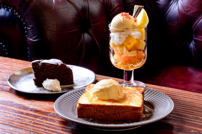 <span style="font-size:12px;">さらに特筆すべきはフードの充実度。人気ベーカリー『きじまる製パン』の食パンに、日出町『蜂の音』のハチミツをかけた「ハチミツトースト」900円は、甘さと香ばしさのバランスが絶妙で、バー飯の域を超えた名物。<br>シメに甘いものが欲しい時、心をほぐしてくれる一品だ。ほかにも「本日のパフェ」や「本日のケーキ」など、カフェ顔負けのスイーツが揃います。パフェやケーキは日替わりで提供されます。</span><br><br>