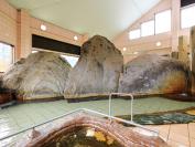 大きな岩に圧倒される大浴場は温泉と薬湯の両方を楽しめる