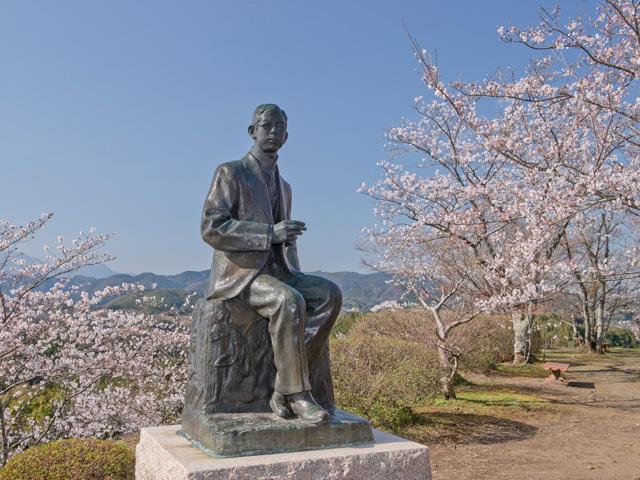 <font color="#EE82EE"><strong>岡城跡（おかじょうあと）</strong></font>（竹田市）<br>瀧廉太郎作曲「荒城の月」の舞台と言われる岡城跡は、「さくら名所100選」としても知られており、ソメイヨシノや山桜、ボタン桜など約400本の桜が咲き誇ります。城跡内では、本丸や二の丸など主な曲輪をはじめ、瀧廉太郎の像なども見ることができます。<hr><span style="font-size:14px;">【DATA】<br /> 花の種類／ソメイヨシノ、山桜、ボタン桜など<br>見頃／3月下旬～4月上旬<br>住所／竹田市竹田2761<br>電話／0974-63-1541<br>駐車場／120台<br>アクセス／竹田ICから車で約10分<br><a href="https://okajou.jp/" target="_blank"><font color="#0033ff">詳細はこちら</font></a></span>