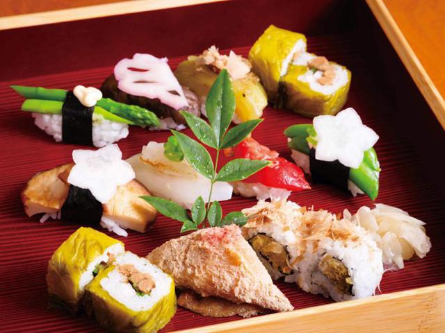 <font color="#ff1493"><strong>すし処おこぜ</strong></font><br>日田発祥の「たか菜巻」をはじめ、カラフルな野菜が握られた名物「ひたん寿し」が味わえる寿司処。大将が厳選した旬のおいしさを引き立てた味わいが魅力です。食材に合わせて、一つひとつ違った味付けをしていて、お酒にもぴったり！お昼は予約が必要です。<hr><span style="font-size:14px;"><strong>【DATA】 </strong><br /> 住所／日田市隈2-1-12<br>電話／0973-23-5646<br>駐車場／4台<br>アクセス／日田ICから車で約10分<br /><a href=" https://www.oidehita.com/archives/611" target="_blank"><font color="#0033ff">詳細はこちら</font></a></span>