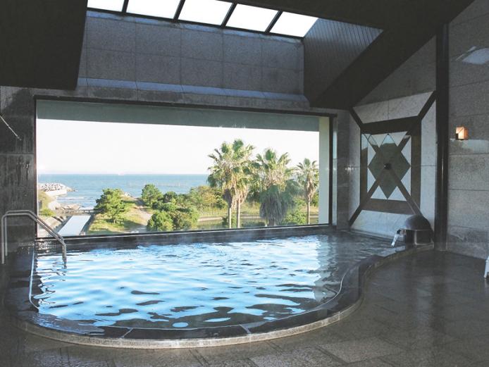 <font color="#800080"><strong>ホテルベイグランド国東</strong></font><br>大分空港から車で約10分の場所にある、全客室オーシャンビューが自慢のホテル。日帰り利用ができる大浴場からの眺めも最高で、大きな窓の外には雄大な伊予灘が広がり、のんびりと入浴を楽しむことができる。夏場には、屋外プールもオープンする。<hr><span style="font-size:14px;">【DATA】<br >・住所／国東市国東町小原4005<br>・電話／0978-72-4111<br>・種類／内湯、サウナ<br><a href="https://www.hotel-baygrand.ks-rondo.net/ " target="_blank"><font color="#0033ff">詳細はこちら</font></a></span><br><br>