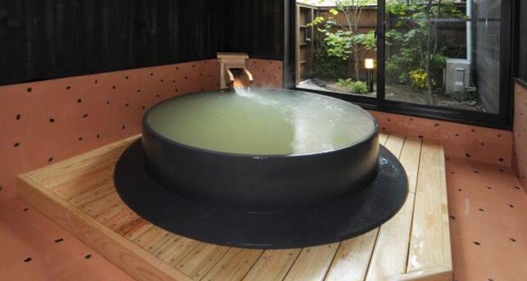 <span style="font-size:16px;"><a href="https://amanogawanoyu.com/index.html"> <span style="color:#C9F2E3;"><u>天然温泉 天の川</u></span></a><br > <span style="font-size:12px;"> 多彩な内湯が楽しめ、露天では滝のせせらぎを感じられる開放的な湯船を楽しめる。5つの貸切湯は畳敷きの脱衣所や箱庭があり贅沢な造り。</span><br /> <span style="font-size:12px;"><span style="color:#FFFF00;">【スポット情報】</span><br /> 住所：大分県大分市田中町３-１-８<br /> TEL：097-545-1126<br /> 営業時間：9:00～深夜2:00（大浴場受付～深夜1:00、家族湯受付～深夜0:45）<br /> 定休日：なし</span><br /><br>