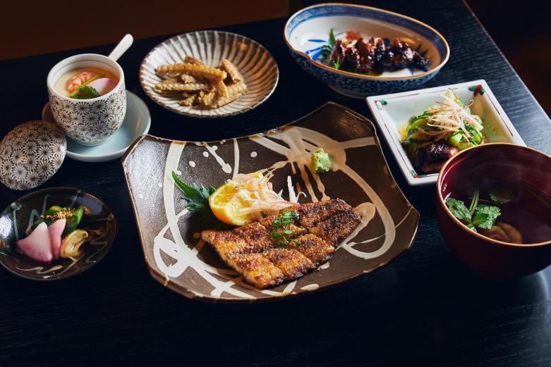 <span style="font-size:12px;"><font color="ffffff"> 白焼きとメインを選べる〈うなぎ鷺邸〉のおすすめコース「白焼きと水郷かばせいろ」上 6050円、特上7700円。骨せんべい、鰻ざく、茶碗蒸し、肝吸い、お漬物がセットに。白焼きが映える器は、日田で約300年受け継がれてきた民陶〈小鹿田焼（おんたやき）〉を使用。<br> <br> 鮎の産地としても有名な日田市。通年で提供することを見越して、夏の時季に多めに収穫。新鮮なうちに真空冷凍しているそう。６〜７月が旬といわれていますが、〈うなぎ鷺邸〉ではシーズンを問わず、味わえることから、名物の鮎を目当てに遠くから通うお客さんも多いのだとか。</font></span><br><br>