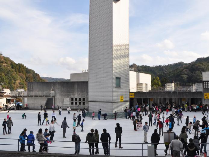 <font color="#800080"><strong>コアやまくに アイススケートリンク</strong></font>（中津市）<br>冬の澄み切った空の下で楽しめるアイススケートリンク。近くの『やすらぎの郷 やまくに』には温泉もあるので、冷えた体を温めることもできます（入浴料500円）。毎週日曜にはプロのインストラクターによるスケート教室も。2025年のオープンは、11月30日（日）～2026年2月23日（月・祝）。<hr><span style="font-size:14px;"><strong>【DATA】</strong><br />住所／大分県中津市山国町守実130<br>電話／0979-62-2186（やすらぎの郷やまくに）<br>営業時間／13:00～18:00、土・日曜、祝日11:00～19:00※年末年始は変更あり<br>料金／一般1550円、中高生1230円、小学生1020円、幼児500円（貸靴込み）<br>休み／不定<br>駐車場／共有Pあり<br>交通アクセス／日田ICから車で約40分<br ><a href="https://coreyamakuni.com/" target="_blank"><font color="#0033ff">HPはこちら</font></a><br><a href="https://x.gd/yOj3d" target="_blank"><font color="#0033ff">MAPはこちら</font></a></span><br><br>