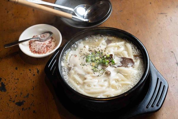 <span style="font-size:12px;">そして熱々の鍋で登場したのは、韓国の代表的なスープ料理の「ソルロンタン」。仕込みだけで３、４日かかるという白濁したスープには、牛骨の出汁や高麗人参を加えているということで滋養には抜群の一品です。熱々のスープと麺をひとすすりすれば、喉から胃に、そして体じゅうへとおいしさが染み渡ります。ほっとするやさしい味つけで、胃腸も休められそう。</span><br><br>