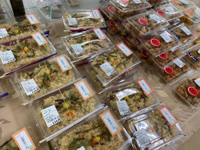 お昼前に行くとお弁当から単品のおかずやご飯類まで数十種類の惣菜がずらり。