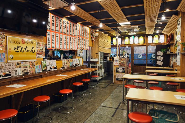 <span style="font-size:12px;"><font color="ffffff"> 屋台がテーマの店内は従業員みんなで壁などをDIYしたそうで、ふらっと立ち寄りやすい雰囲気。カウンター席もあるからおひとりさまも安心してどうぞ。２階には半個室もあります。</font></span><br><br>